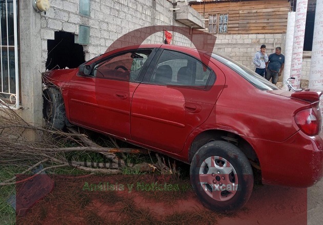 Chocan su auto contra una vivienda y lesionan a mujer embarazada, en Ayometla